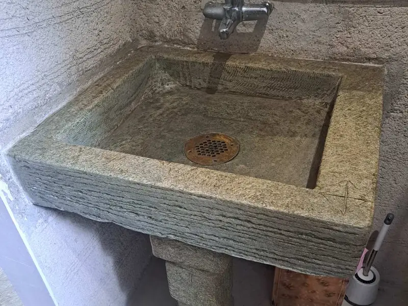 Πέτρινος νιπτήρας πάνω σε πέτρινη βάση
